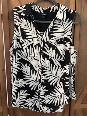 TORRID Black & White Palm-Print Sleeveless Button Top SIZE 0